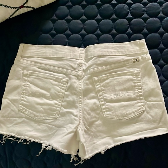 Lucky brand white jean shorts. Size 6/28, mid rise Like new! - Picture 2 of 2